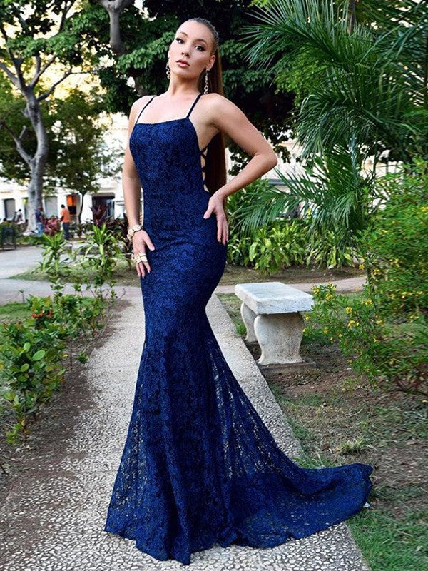 Vestidos con volantes, tirantes finos, sin mangas y cola larga